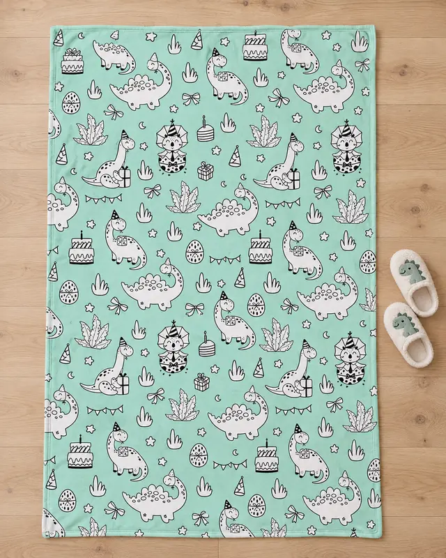 Ausmaldecke mit Dinomotiv auf Mint flach auf dem Holzboden von oben, daneben ein Paar Kinderhausschuhe